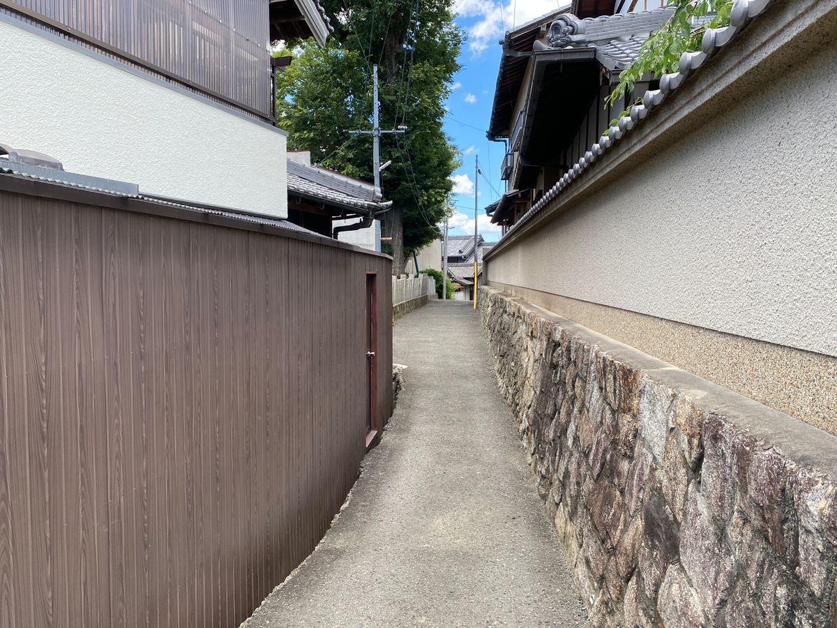 A quiet backstreet of old kiln walls in Arita