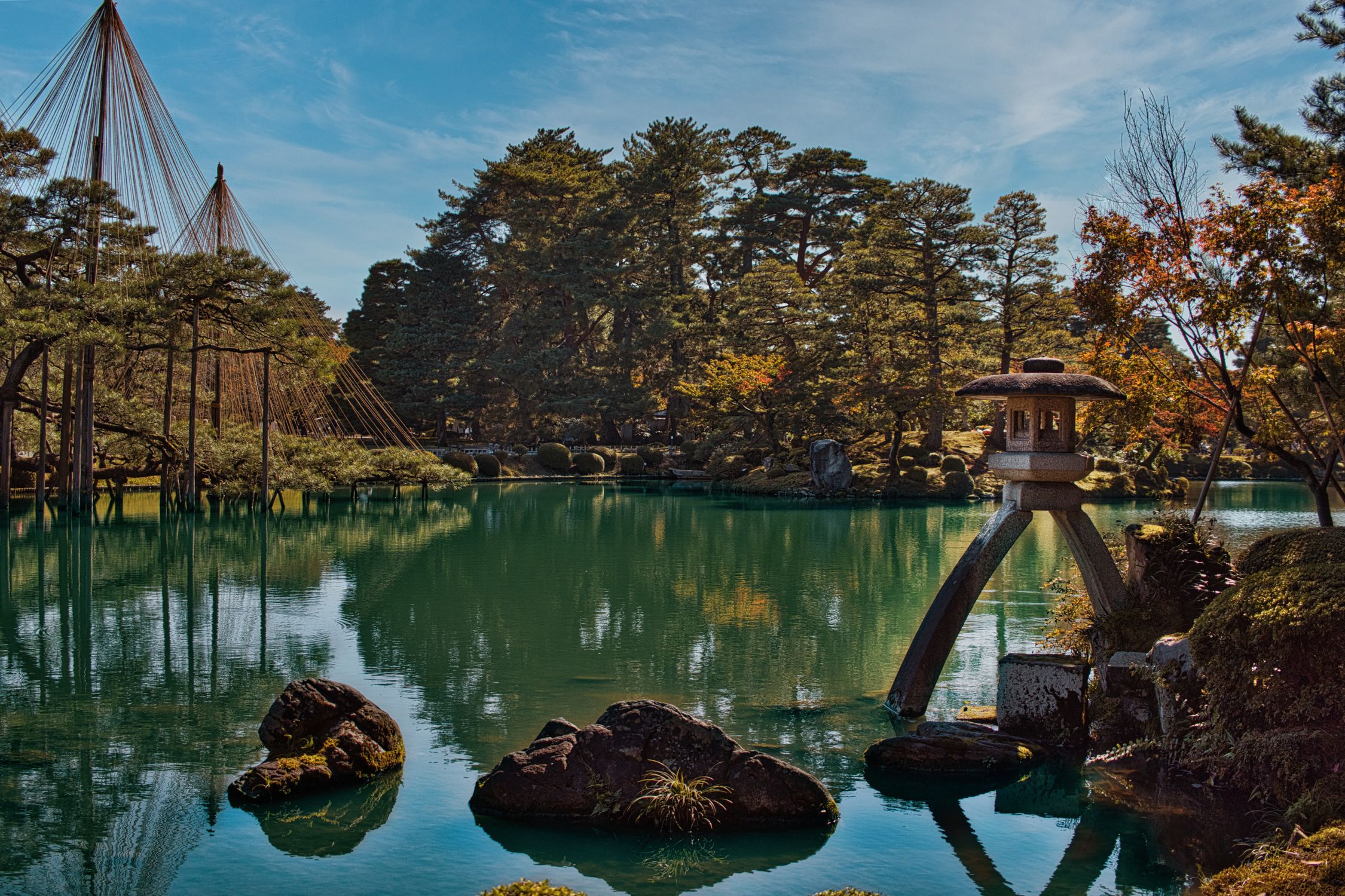 The kotoji lantern beside the pond in Kenroku-en, Kanazawa