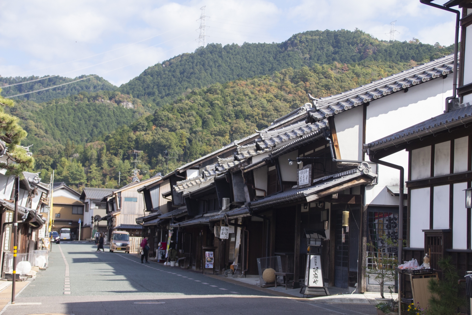 Merchant houses with udatsu fire walls on the old street in Mino
